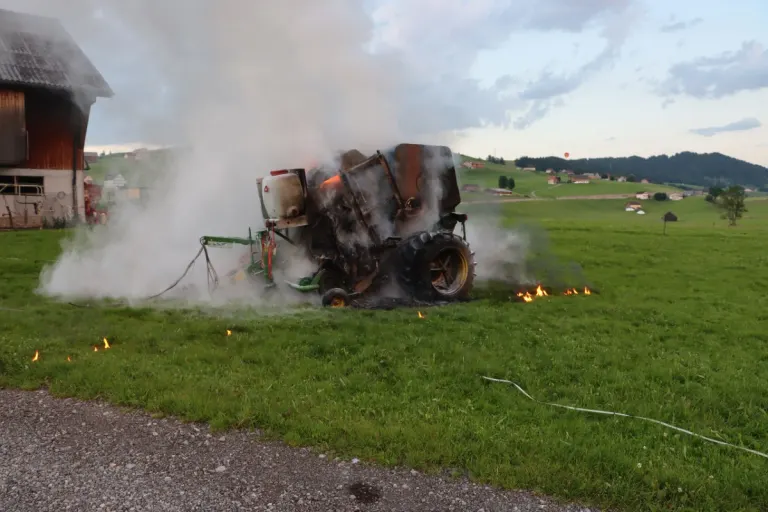 Steinegg AI - Siloballenpresse gerät in Brand 