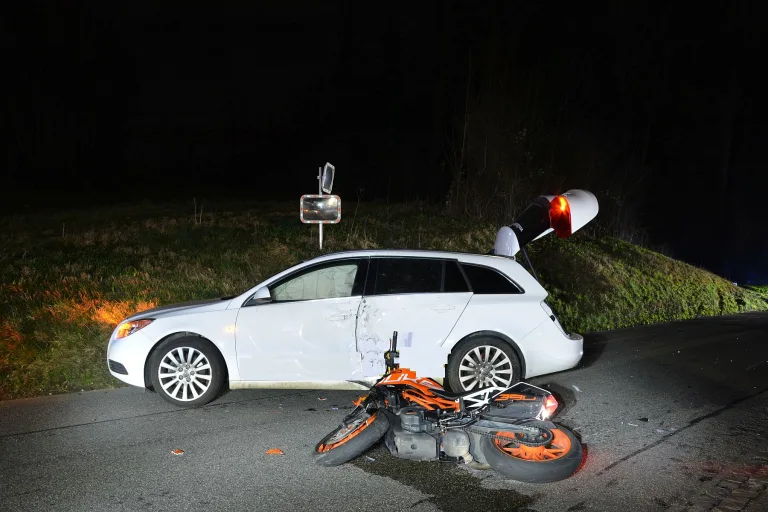 Duggingen BL: Kollision zwischen Motorrad und Personenwagen - Motorradlenker schwer verletzt
