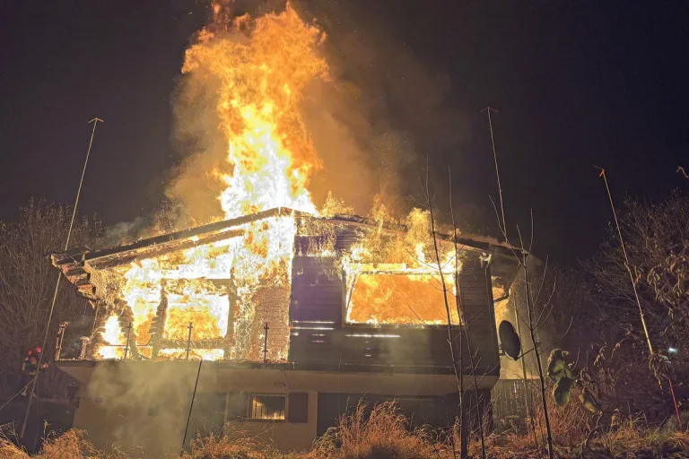 Entlebuch LU – Aschereste lösen Brand in Wohnhaus aus