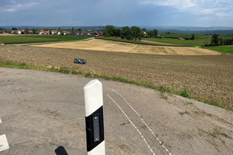 Berg am Irchel ZH - Auto überholt und verunfallt 