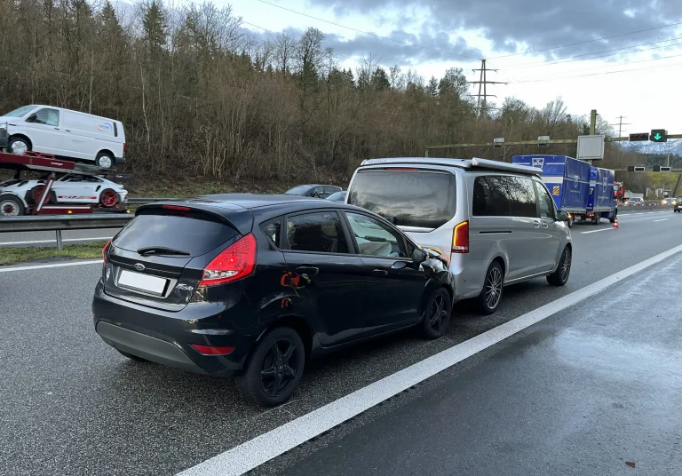 A14 Ebikon LU – Kollision von drei Autos führt zu grossem Stau