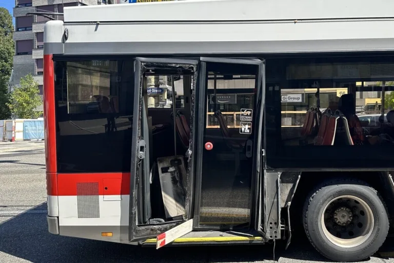 St.Gallen - Scheibe eines Busses zerspringt bei Unfall 