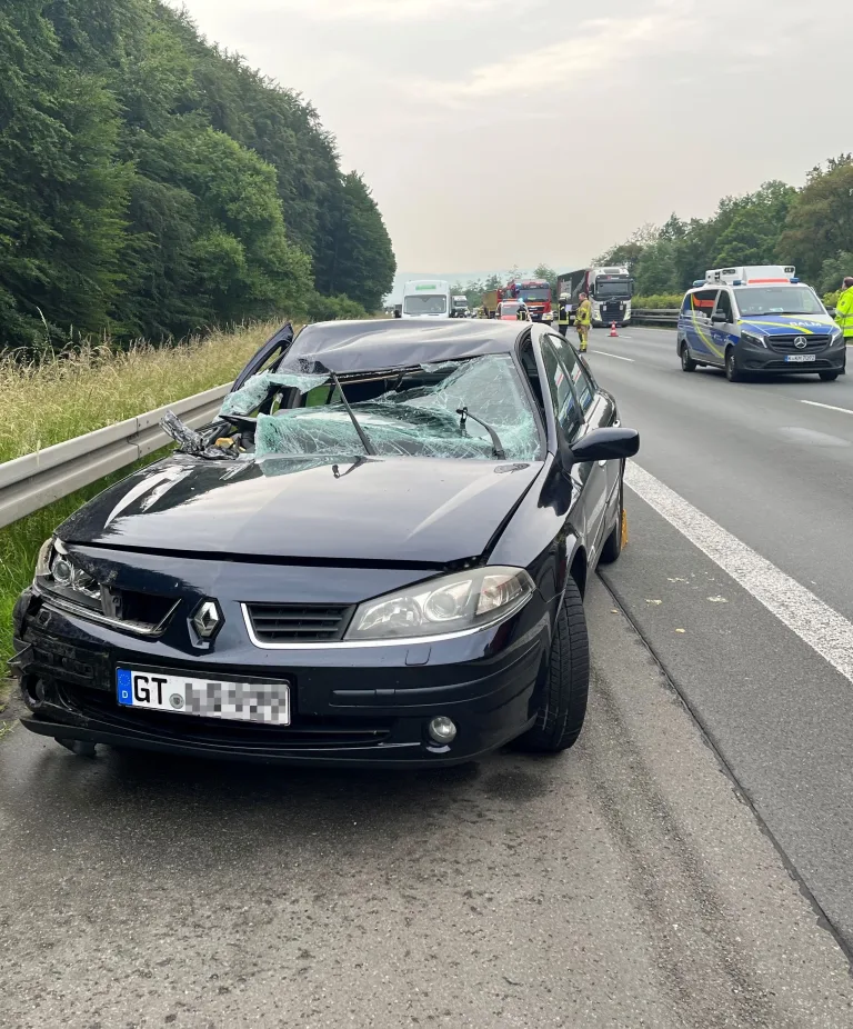 Warburg – Autofahrer bei Unfall mit Sattelzug schwer verletzt