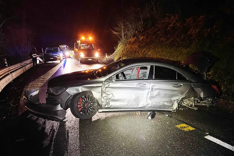Schöftland AG - Raser baut im Mercedes Unfall