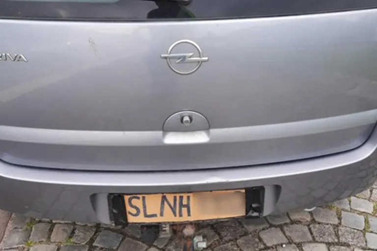 A7 Flensburg SH – Frau fährt mit gemaltem Kennzeichen und ohne Versicherungsschutz