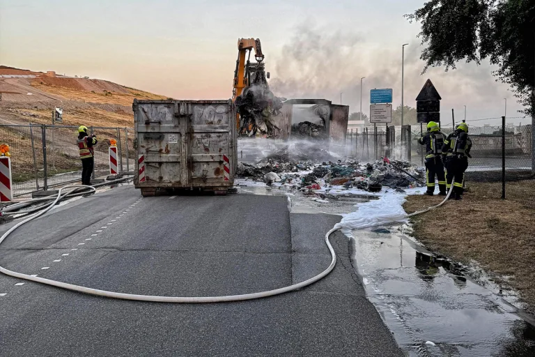 Großer Feuerwehreinsatz in Neuss NW – Sattelzug auf Deponiegelände in Vollbrand