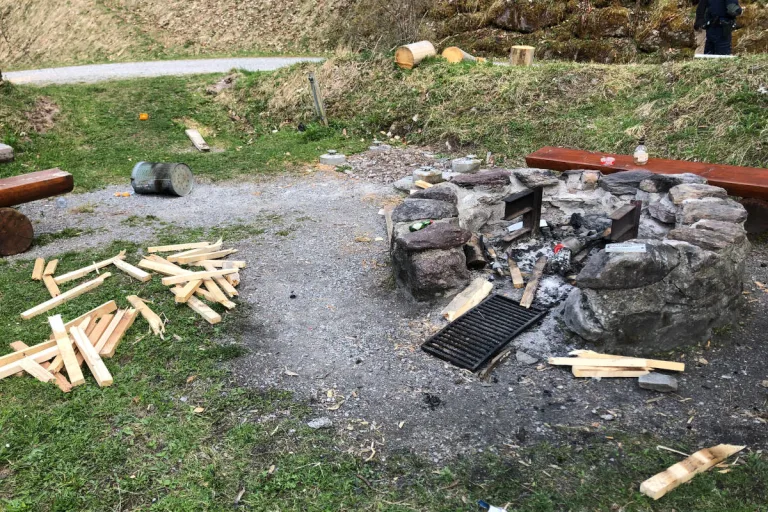 Schwanden GL – Einbruch und Verwüstung eines Grillplatzes