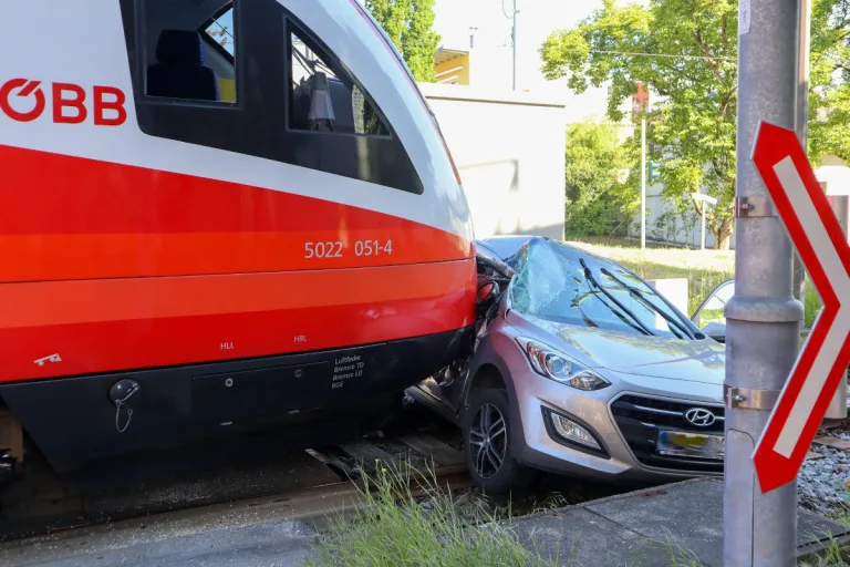 Unfall in Linz – PKW kollidiert mit Zug