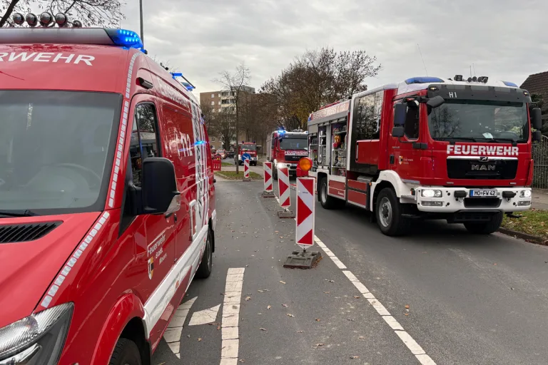 Moers NW – Feuerwehr befreit verschütteten Mann (60) aus Baugrube