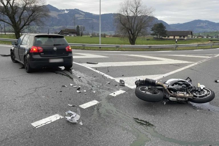 Rettungshelikopter-Einsatz in Tuggen SZ - Verletzter nach Unfall zwischen Auto und Motorrad