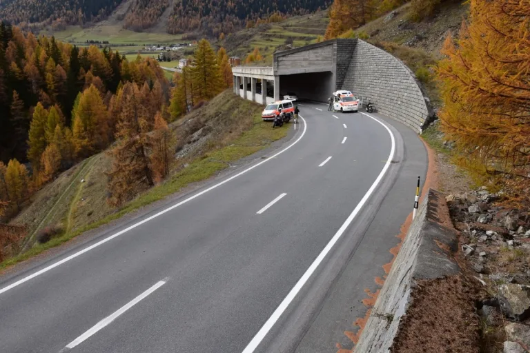 Ofenpass GR - Motorradlenker kollidiert mit Mauer