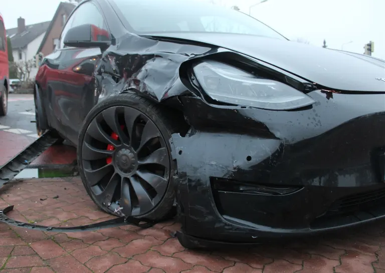Minden – Tesla bei Zusammenstoß schwer beschädigt