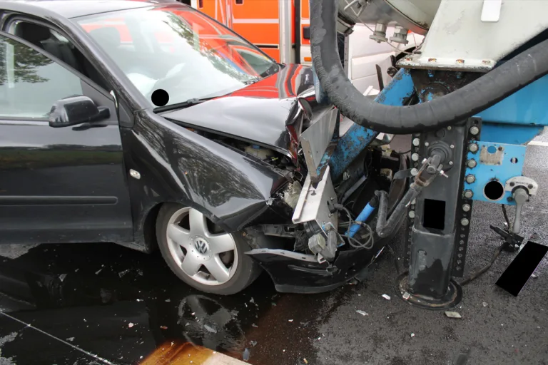 Espelkamp NW – Autofahrerin bei Auffahrunfall mit Lkw schwer verletzt