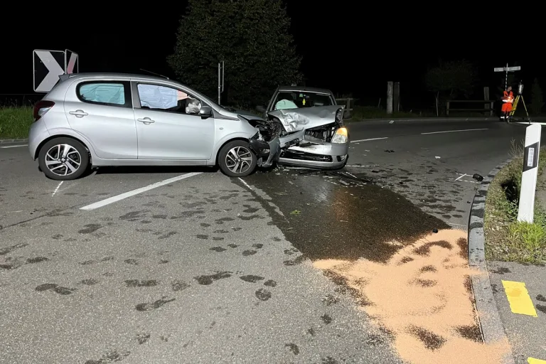 Oetwil am See ZH - Zwei Verletzte nach Verkehrsunfall 