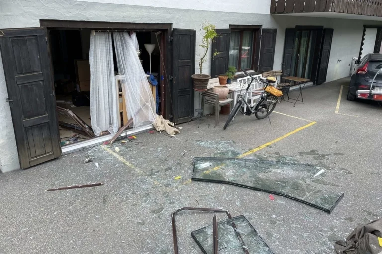 Klosters GR - Explosion schleudert Balkontür hinaus 