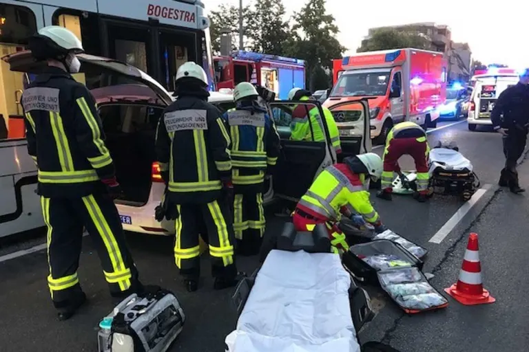 Bochum - Taxi kollidiert mit Straßenbahn - Zwei Personen schwer verletzt