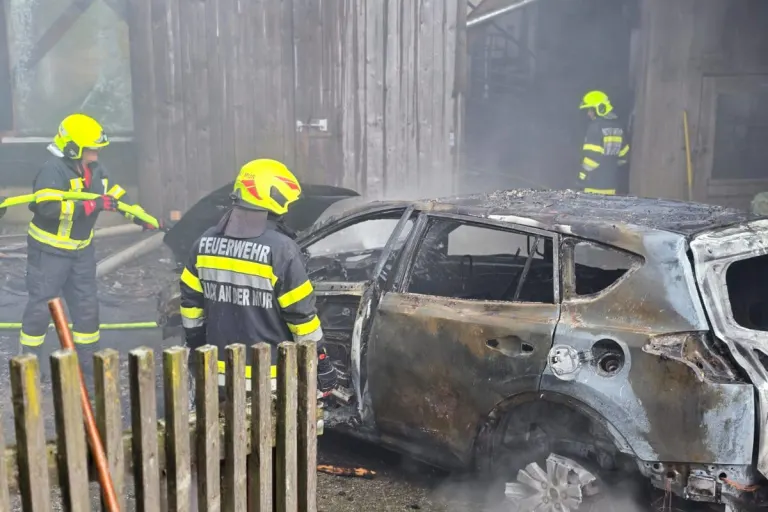 Bruck an der Mur ST – Wirtschaftsgebäude in Brand
