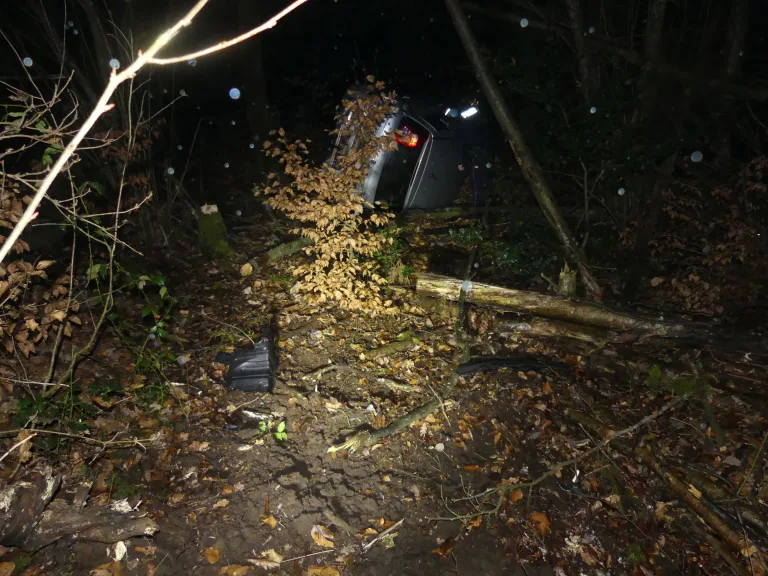 Hückeswagen – 45-Jährige verunfallt mit über 2 Promille auf regennasser Fahrbahn