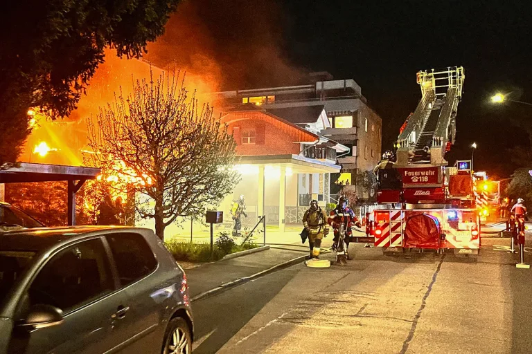 Birsfelden BL - Grösserer Brand bei einem Einfamilienhaus