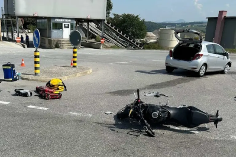 Ecuvillens FR - REGA fliegt Motorradfahrerin nach Unfall ins Spital