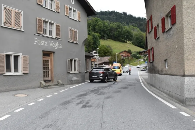 Unfall in Schluein GR – Lenkerin kollidiert nach Sekundenschlaf mit Mauer