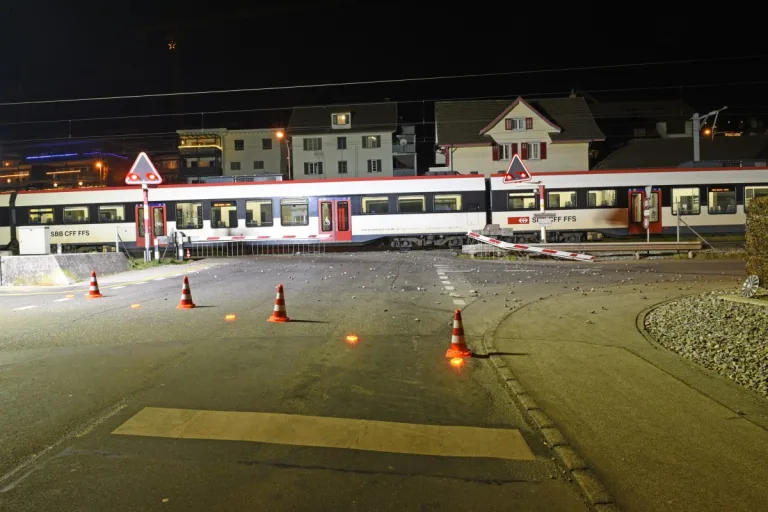 Wauwil LU - BMW  bleibt auf Bahngeleisen stecken und wird von Zug erfasst