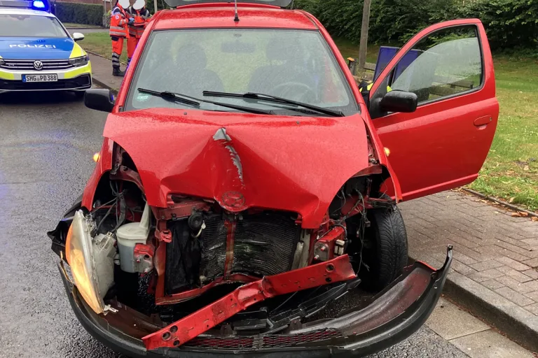 Obernkirchen NI – Pkw prallt bei Unfall auf nasser Fahrbahn gegen Laterne