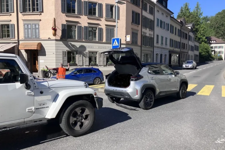 Glarus - Auffahrkollision vor dem Fussgängerstreifen