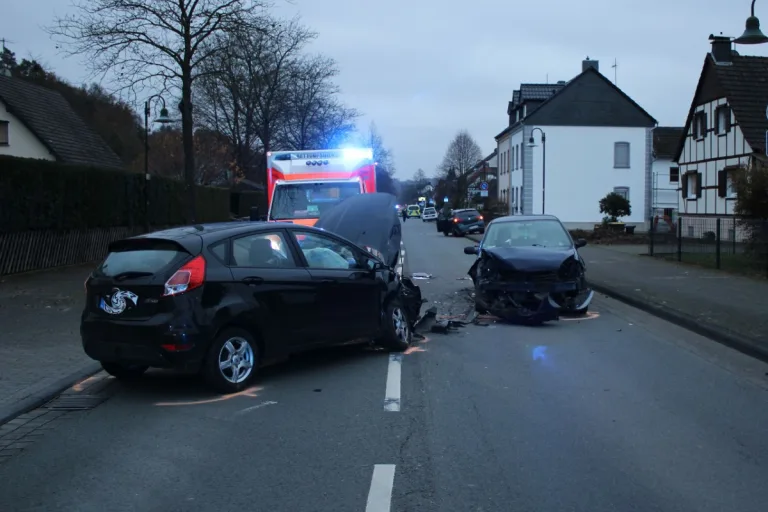  Rösrath - Sekundenschlaf führt zu Frontalzusammenstoß - Vier Pkw beteiligt