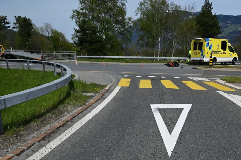 Motorradfahrer verunglückt auf der Rheinbrücke in Trübbach SG