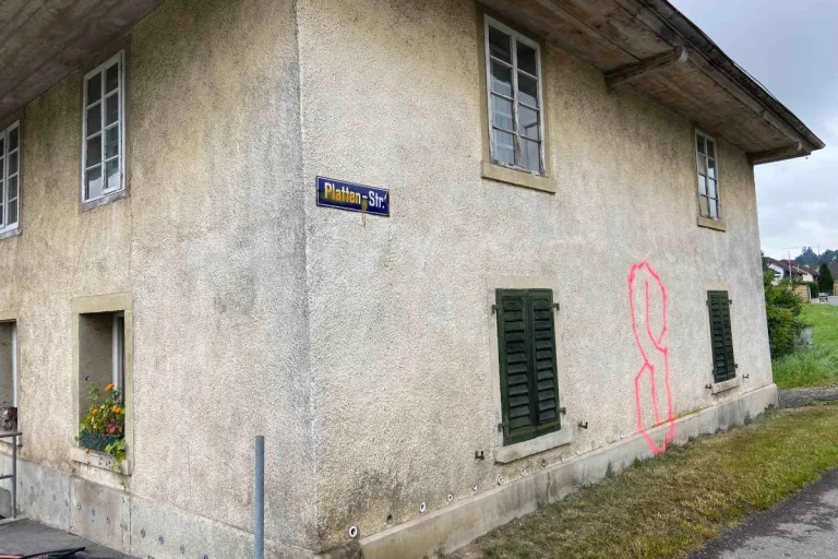 Sprayereien in Menziken AG – Diverse Sachbeschädigungen