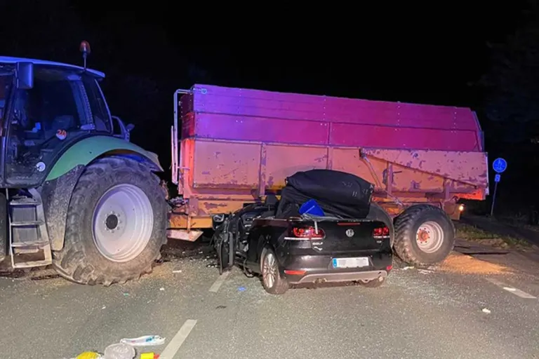 Flintbek - Cabrio prallt gegen Anhänger - Ein Toter, eine schwer Verletzte