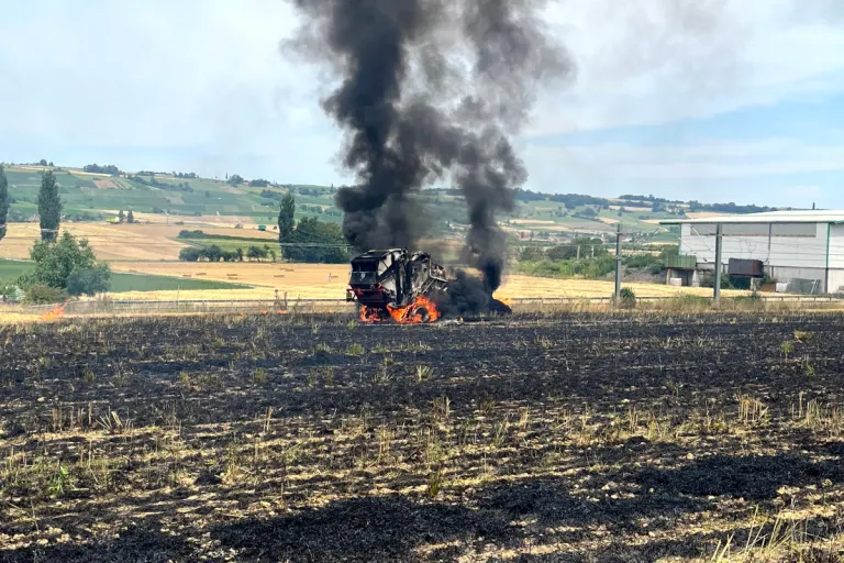 Brand in Neunkirch SH – Rundballenpresse fängt auf Feld Feuer