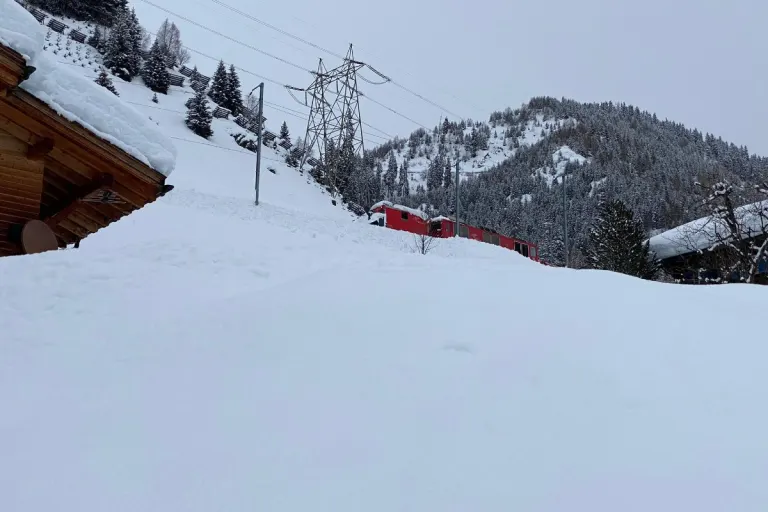 Sedrun GR – Lawine hat Bahnstrecke verschüttet