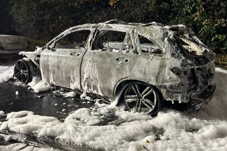 Hagen – Mercedes komplett ausgebrannt 