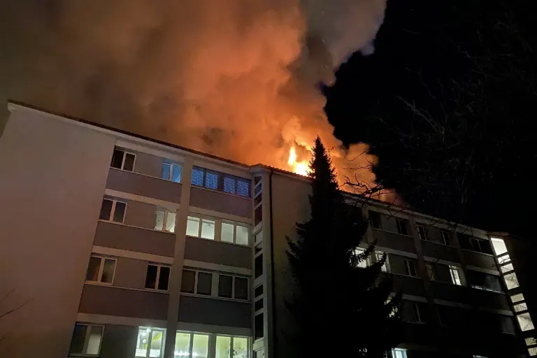 Horgen ZH - Grossbrand in Mehrfamilienhaus