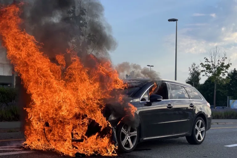 Niederuzwil SG – Auto brennt komplett aus