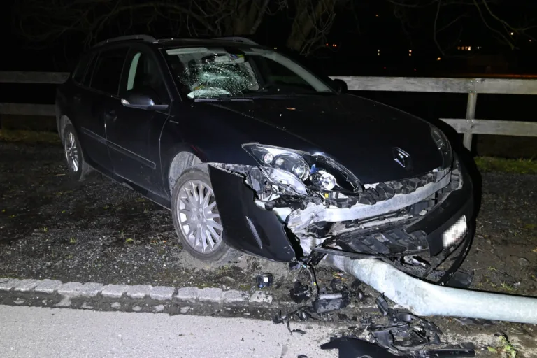 Marbach SG – Fahrunfähig mit Strassenlaterne kollidiert