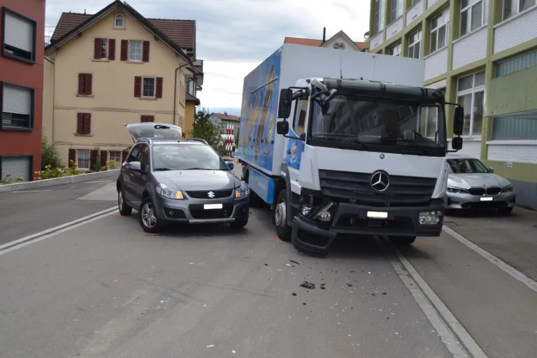 Walzenhausen AR - Kollision zwischen Auto und Lastwagen