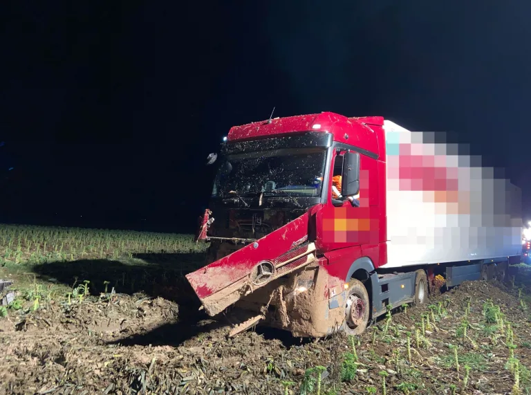 A1 Niederbipp BE – Sattelschlepper kommt von der Autobahn ab