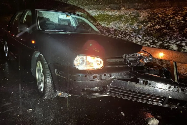 A14 Baar ZG – Bei Unfall gegen Mittelleitplanke geprallt