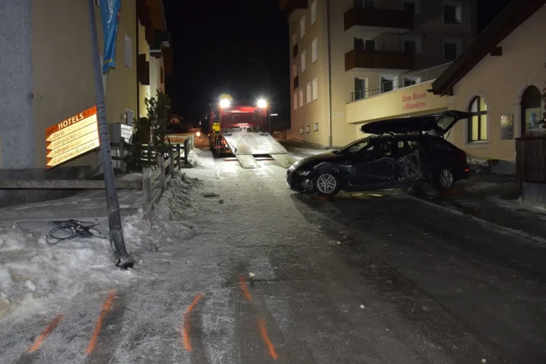 Zuoz GR - 16-jähriger Automobilist kollidiert mit Kandelaber