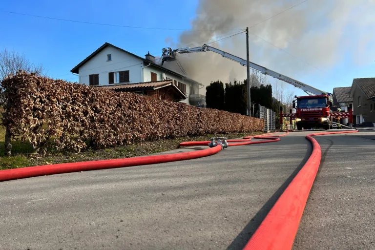 Widnau SG - 80-jährige Frau rettet sich aus brennendem Haus