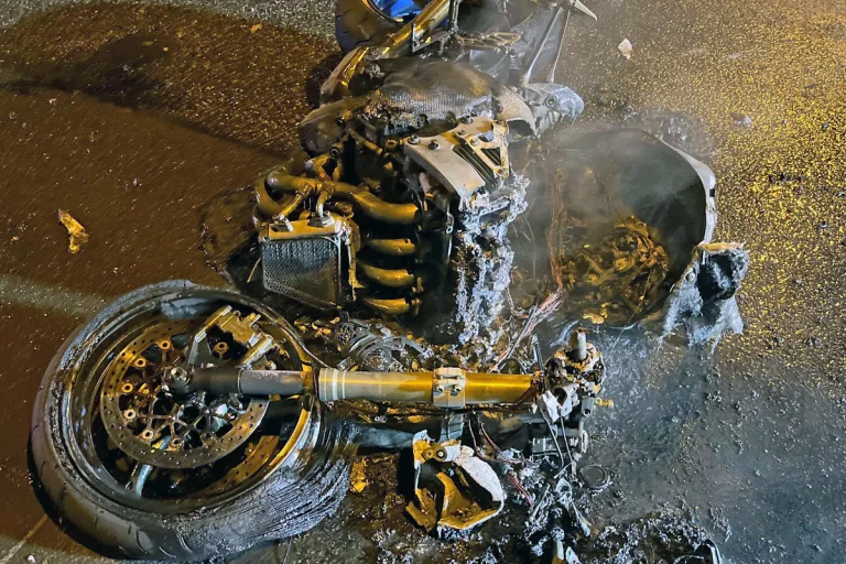 Frechen - Motorrad nach mutmaßlichem Unfall fast vollständig ausgebrannt