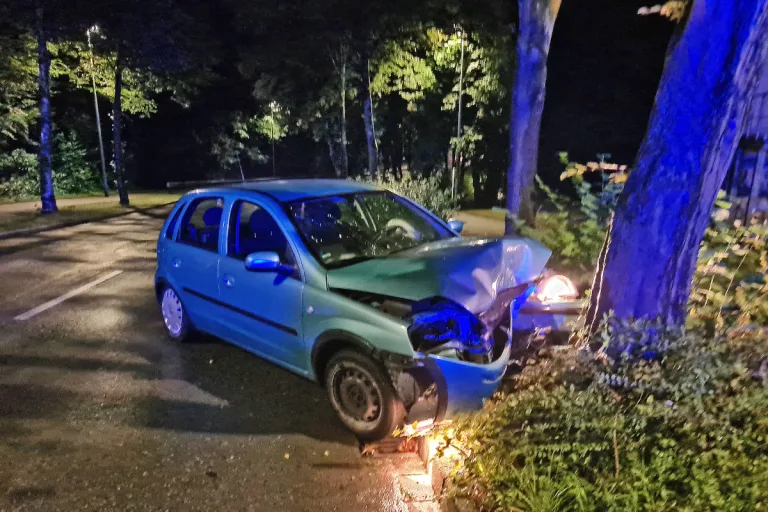 Heiligenhaus  – Nach Fahrfehler gegen einen Baum geprallt