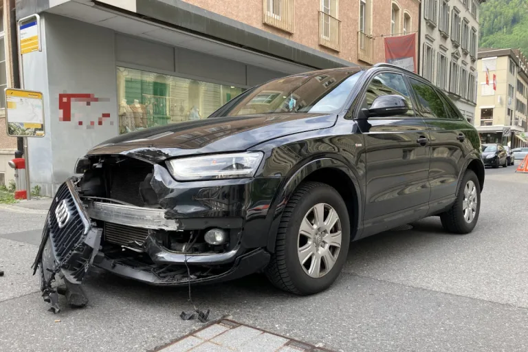 Fahrerflucht in Glarus – Erst den Vortritt genommen und dann in Hauswand gekracht