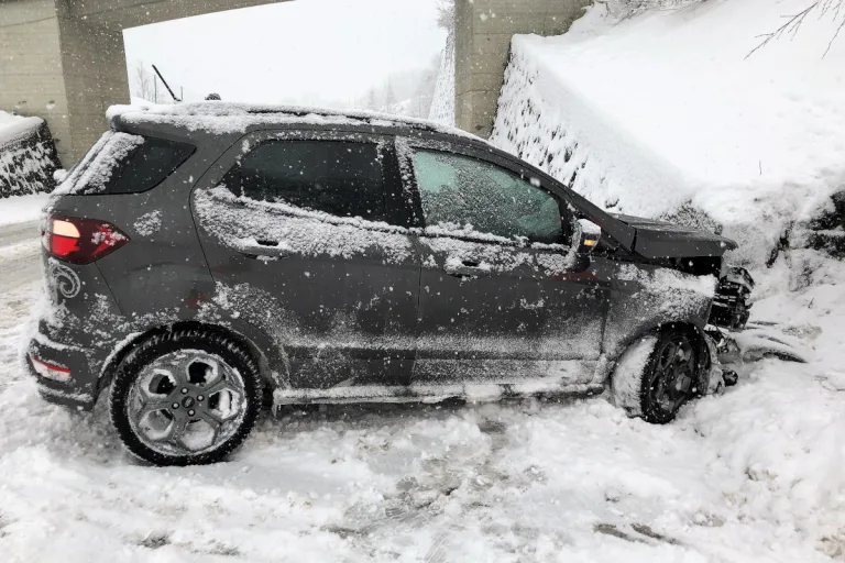 Rüti GL – Auf schneebedeckter Fahrbahn gegen Mauer gekracht