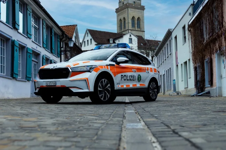 Kanton St. Gallen - Unbekannte Täter schlagen Autoscheiben ein
