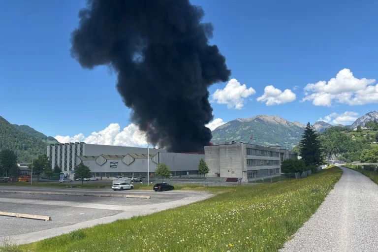 Näfels GL – Brand auf Dach der Netstal Maschinen AG