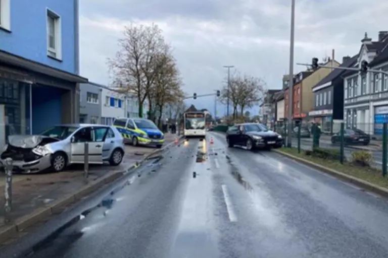 Velbert – 17-Jähriger verursacht Unfall mit hohem Sachschaden